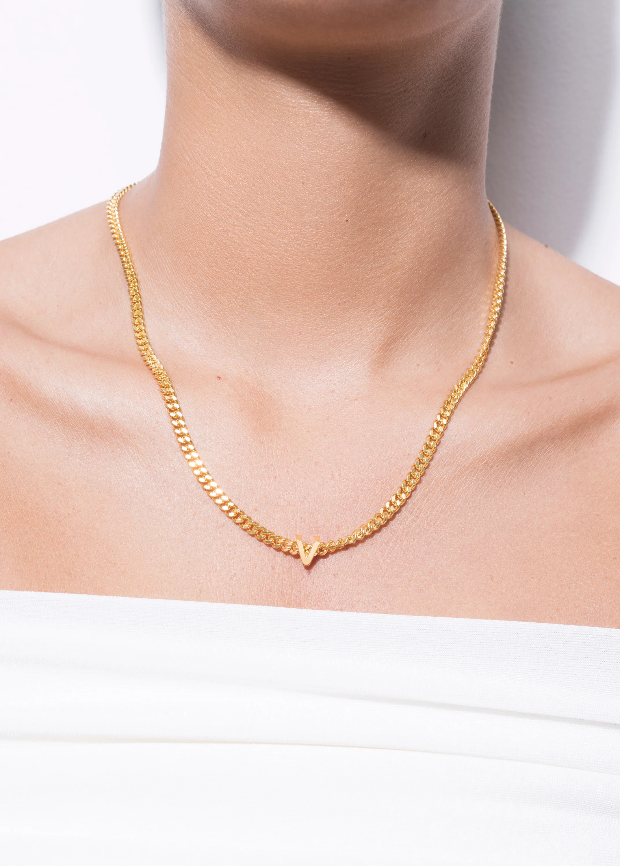 alphabet necklace with pendant V - Image 2